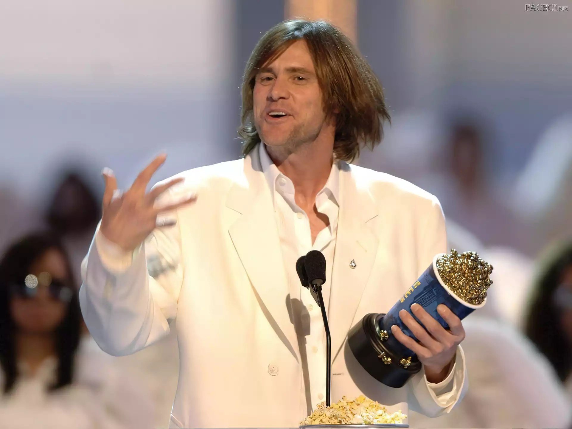 mikrofon, Jim Carrey, długie włosy